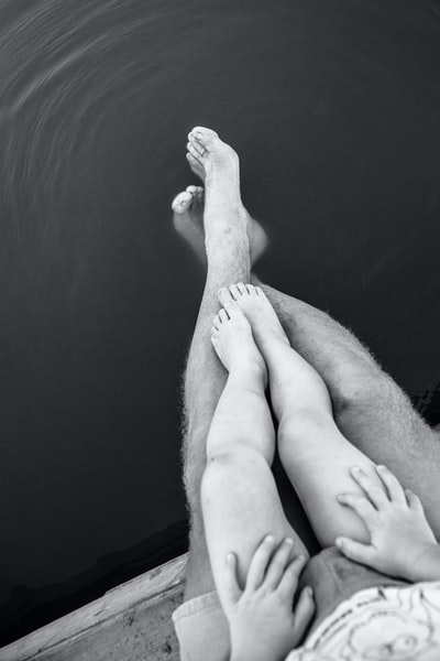 人的脚在水体上的灰度照片
